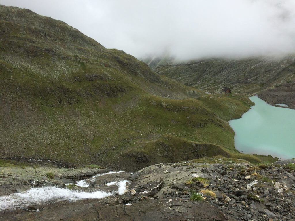 Abstieg aus der niederen Gradenscharte mit Blick zur Nossberger Hütte