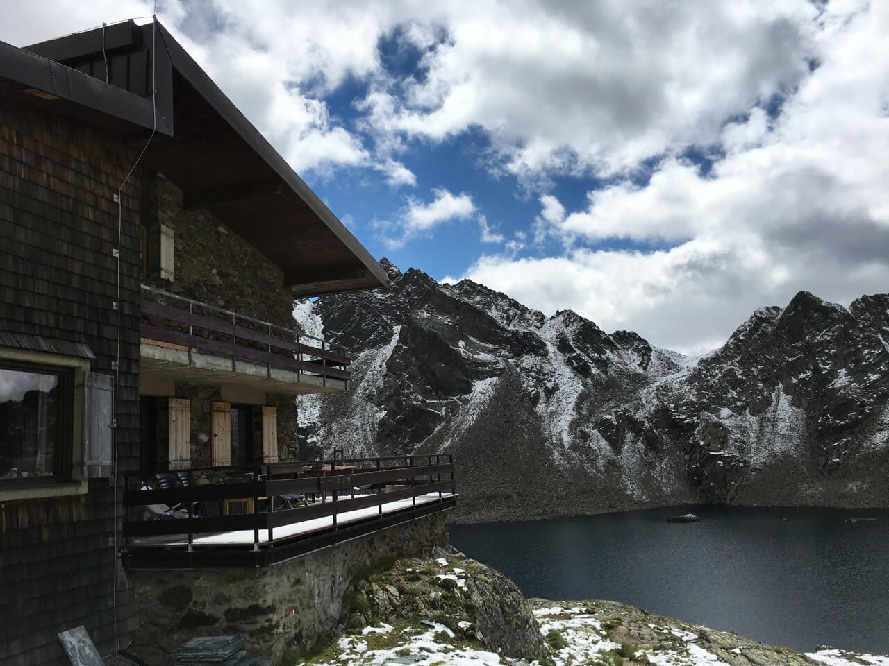 Wangenitzseehütte mit See