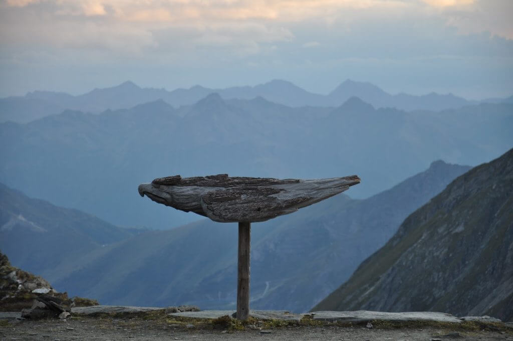 eine Holzskulptur vor der Stüdlhütte