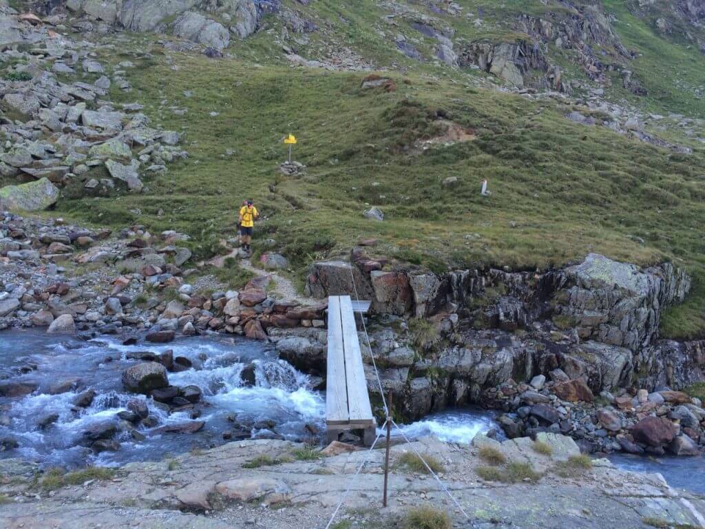 Brücke mit Wegweiser zur Glorer Hütte