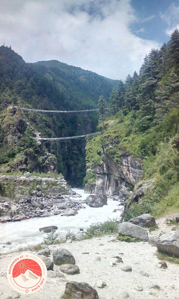 alte und neue Hillary Bridge über dem Dudhkoshi