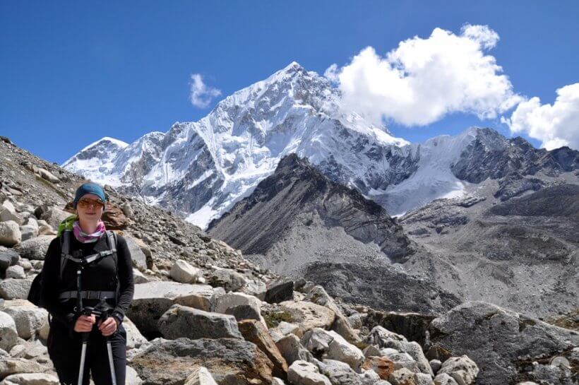 Silvia vor Everest Westgipfel und Nuptse